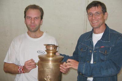 Константин Щая-Зубров (слева) получает латунный Кубок